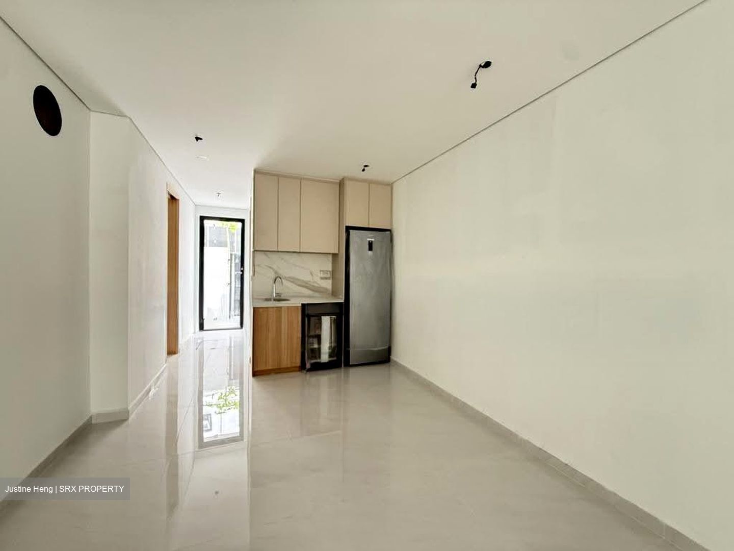 First Street (D15), Terrace #637373981